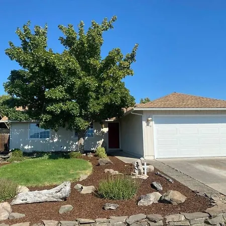 Hot Tub! King Bed-Firepitt-Near Airport& Freeway Villa Medford Exterior photo
