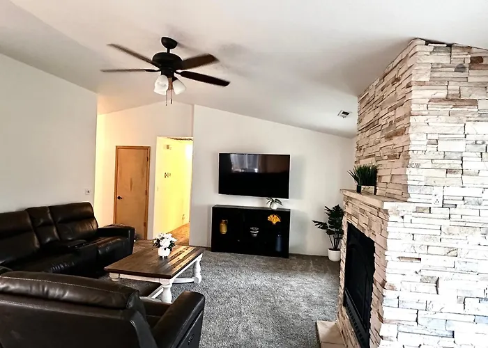 Hot Tub! King Bed-Firepitt-Near Airport& Freeway