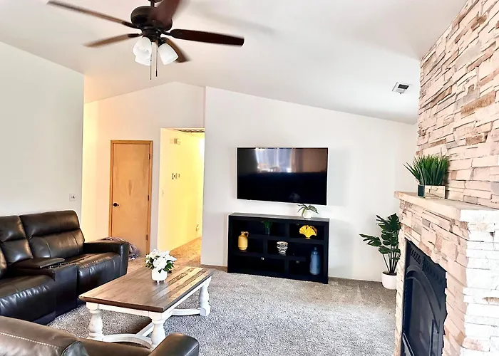 Hot Tub! King Bed-Firepitt-Near Airport& Freeway