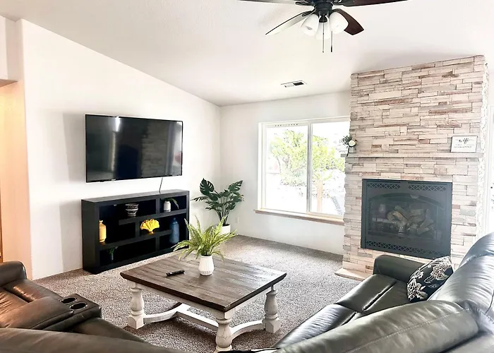 Hot Tub! King Bed-Firepitt-Near Airport& Freeway