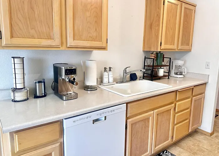 Hot Tub! King Bed-Firepitt-Near Airport& Freeway