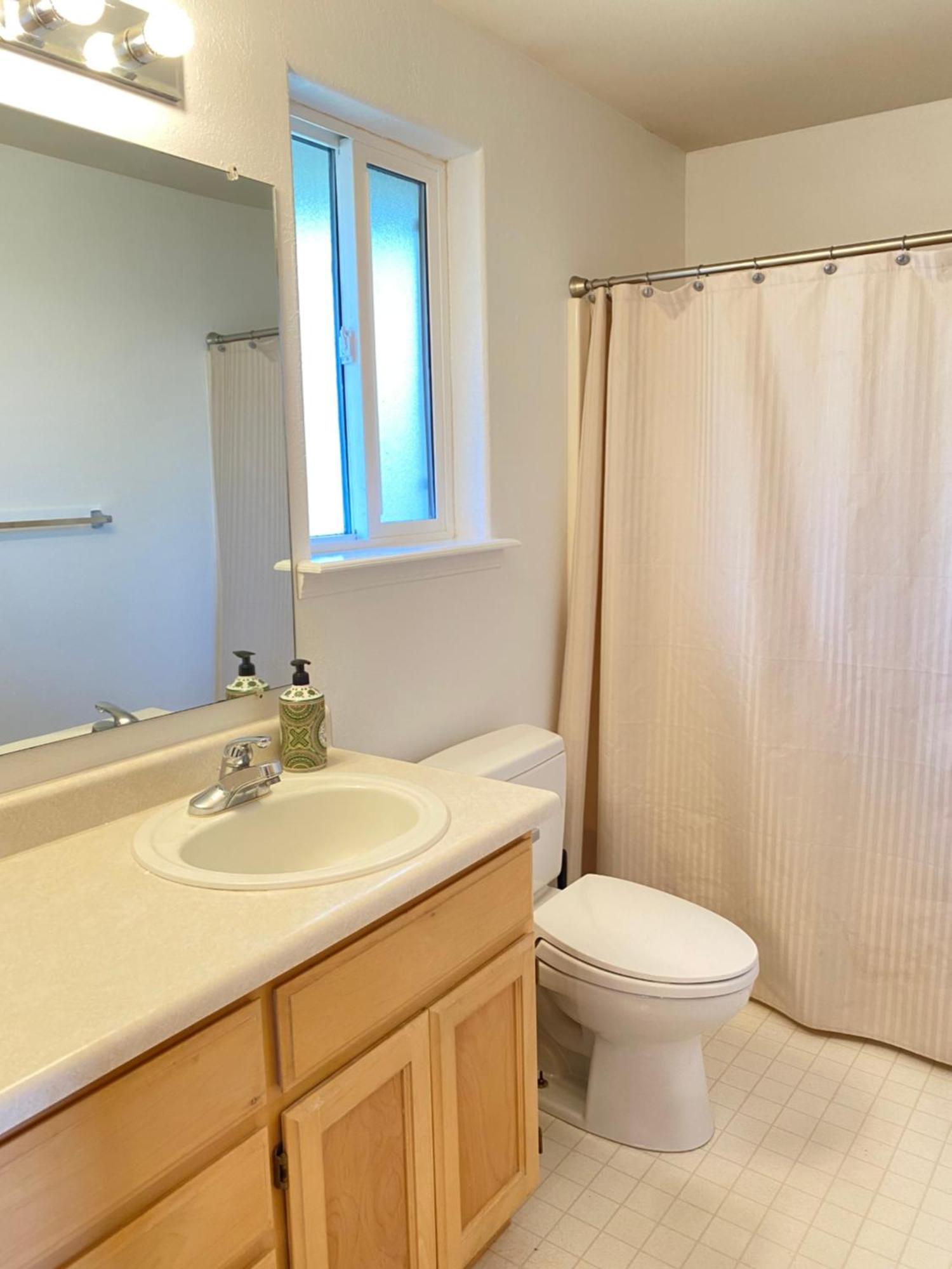 Holiday home Hot Tub! King Bed-firepitt-near Airport& Freeway Medford