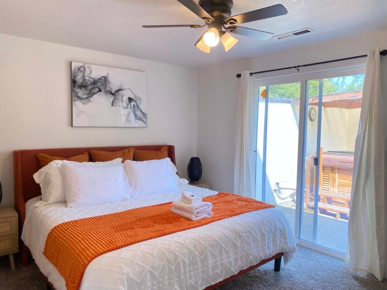 Hot Tub! King Bed-firepitt-near Airport& Freeway *