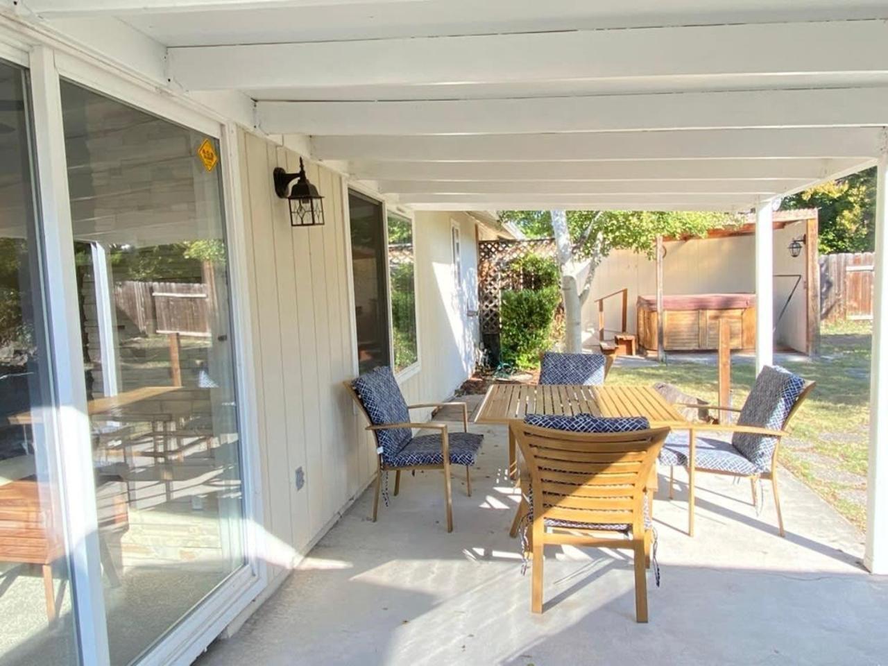 Holiday home Hot Tub! King Bed-firepitt-near Airport& Freeway Medford