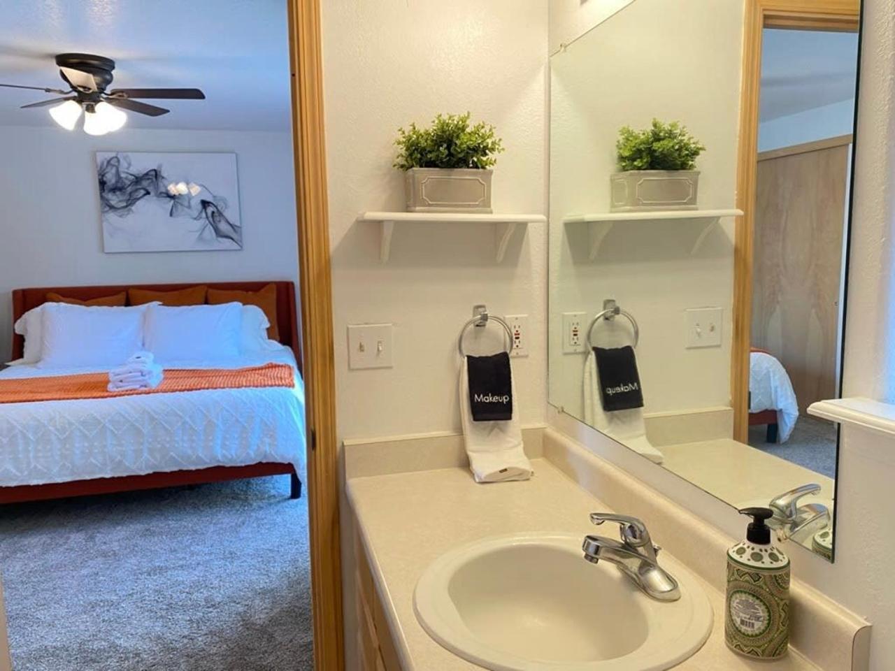 Hot Tub! King Bed-firepitt-near Airport& Freeway Medford