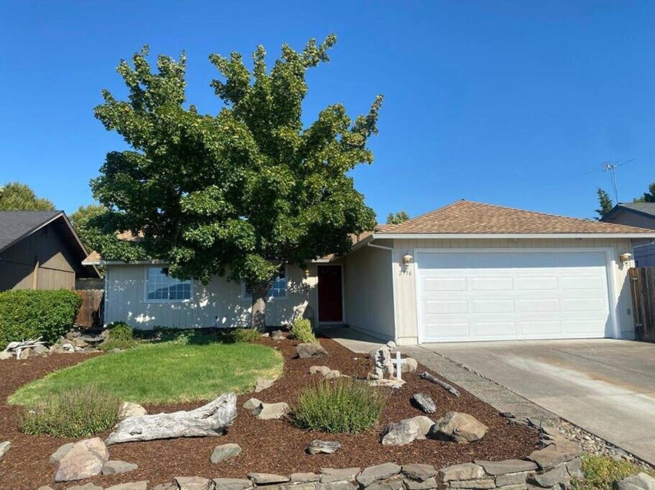 Holiday home Hot Tub! King Bed-firepitt-near Airport& Freeway *