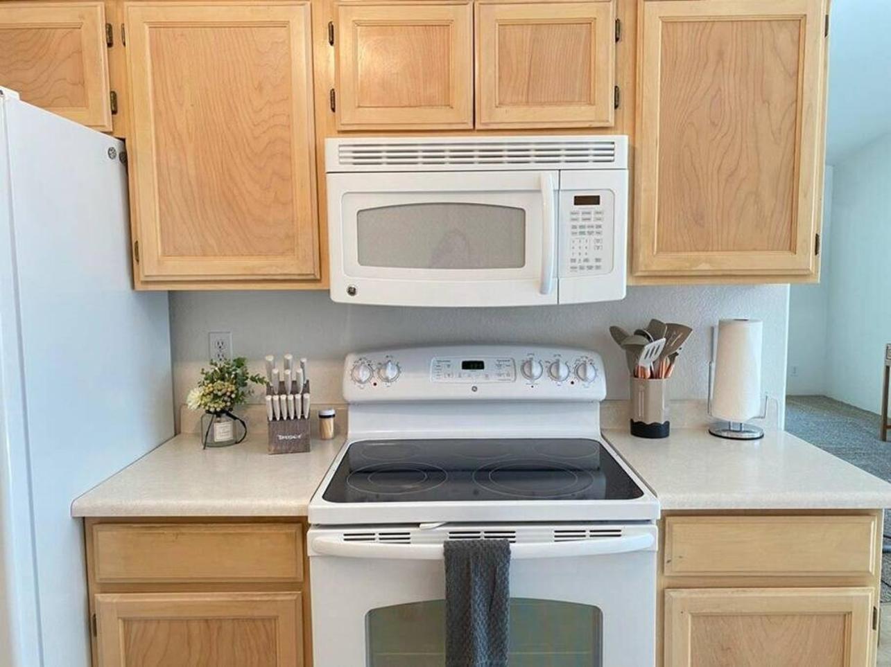 Hot Tub! King Bed-firepitt-near Airport& Freeway