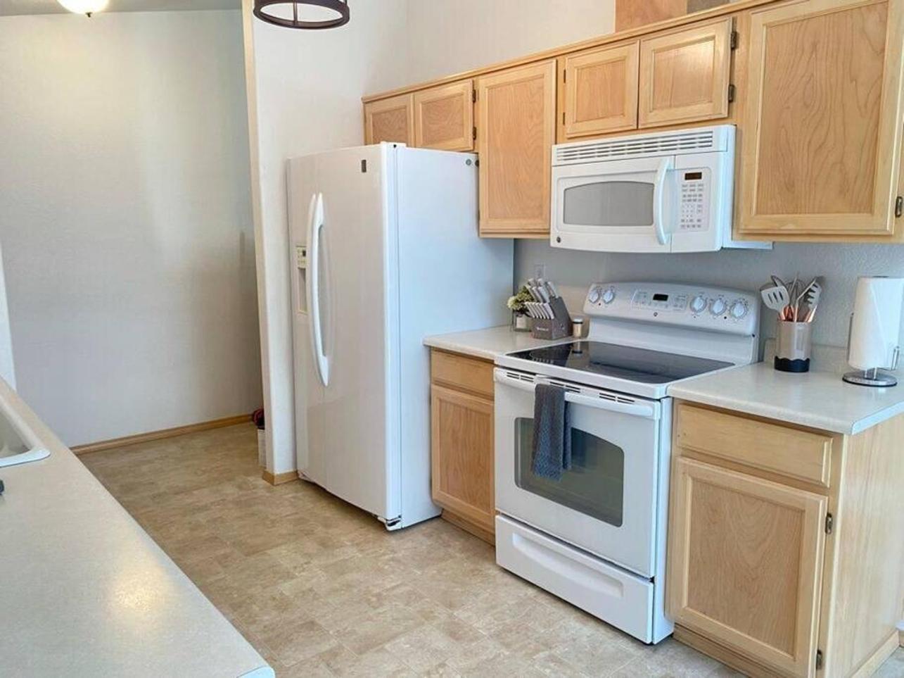 Holiday home Hot Tub! King Bed-firepitt-near Airport& Freeway