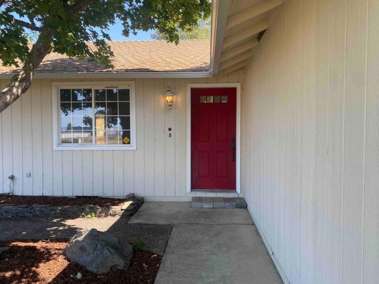 Holiday home Hot Tub! King Bed-firepitt-near Airport& Freeway *