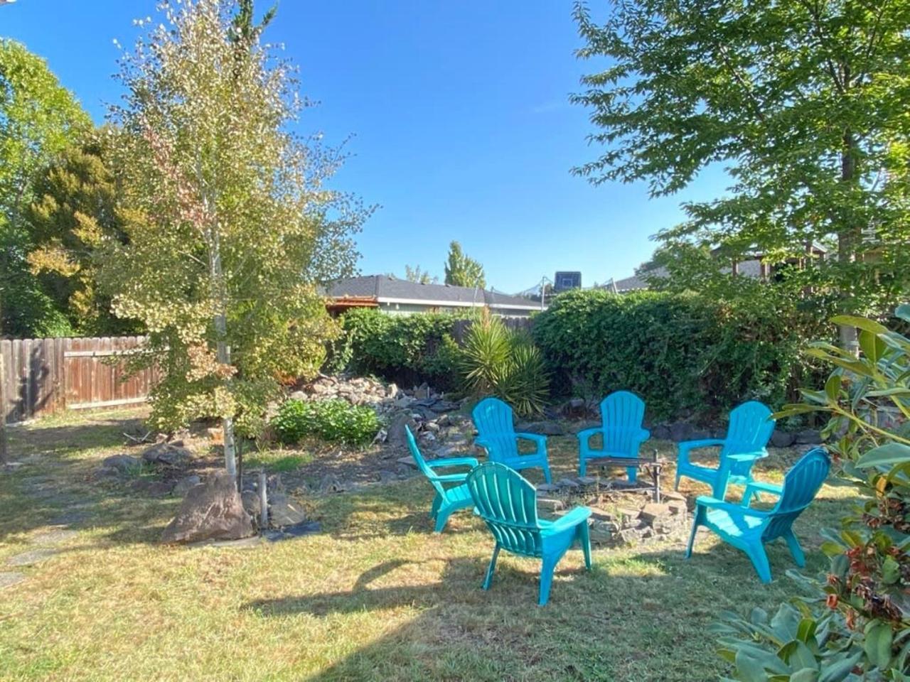 Holiday home Hot Tub! King Bed-firepitt-near Airport& Freeway *