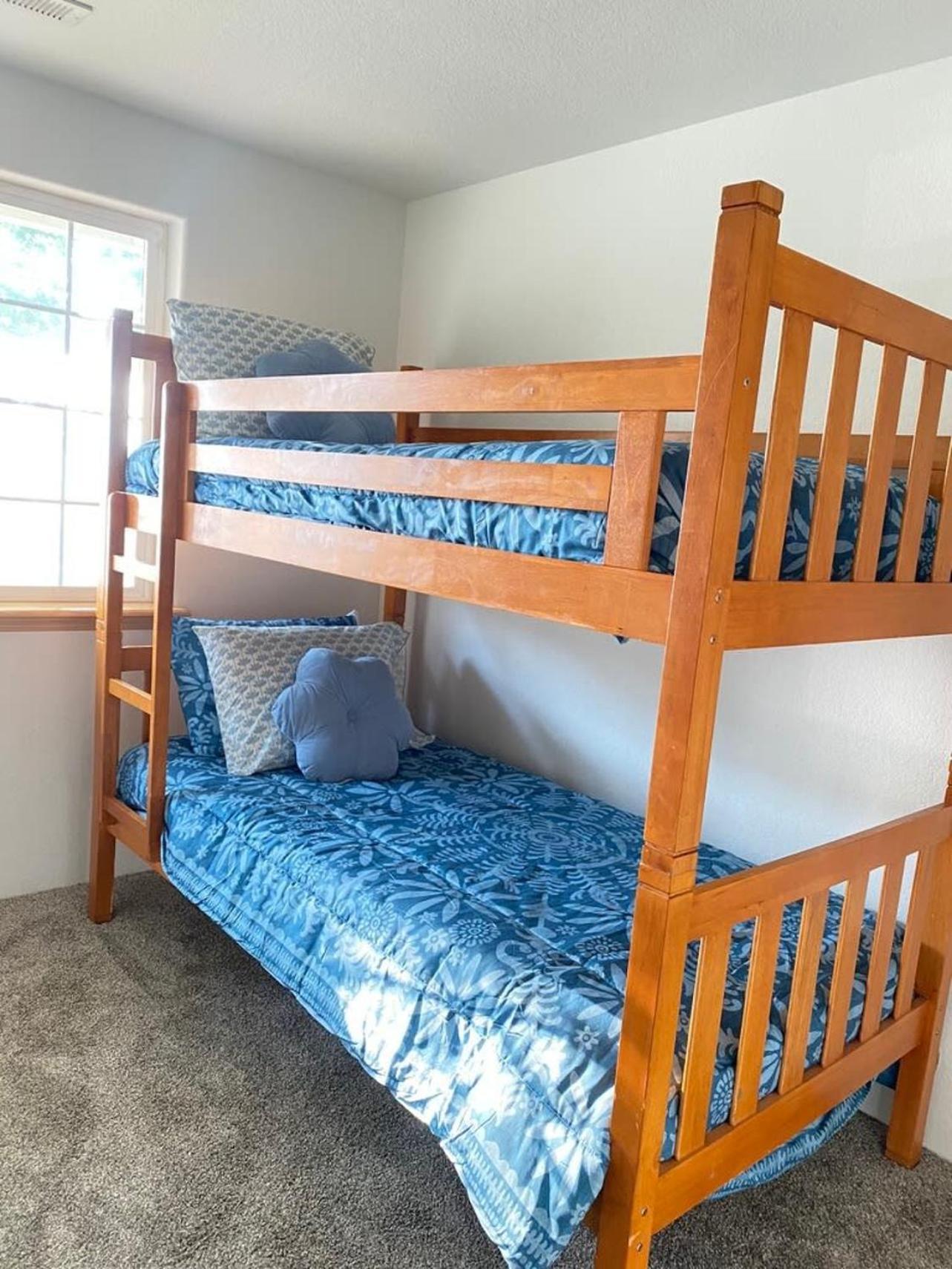Hot Tub! King Bed-firepitt-near Airport& Freeway Holiday home Medford