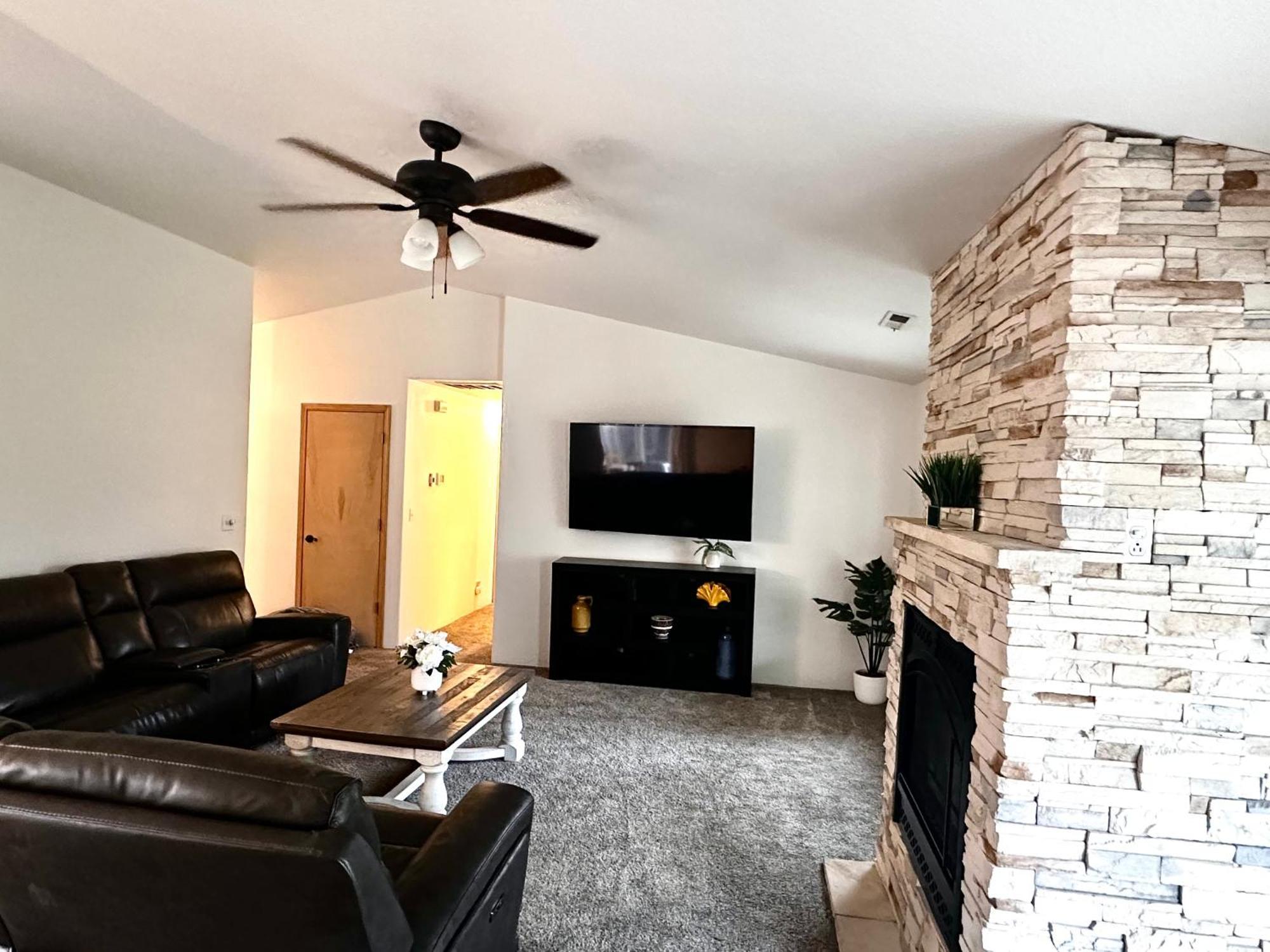 Hot Tub! King Bed-firepitt-near Airport& Freeway *