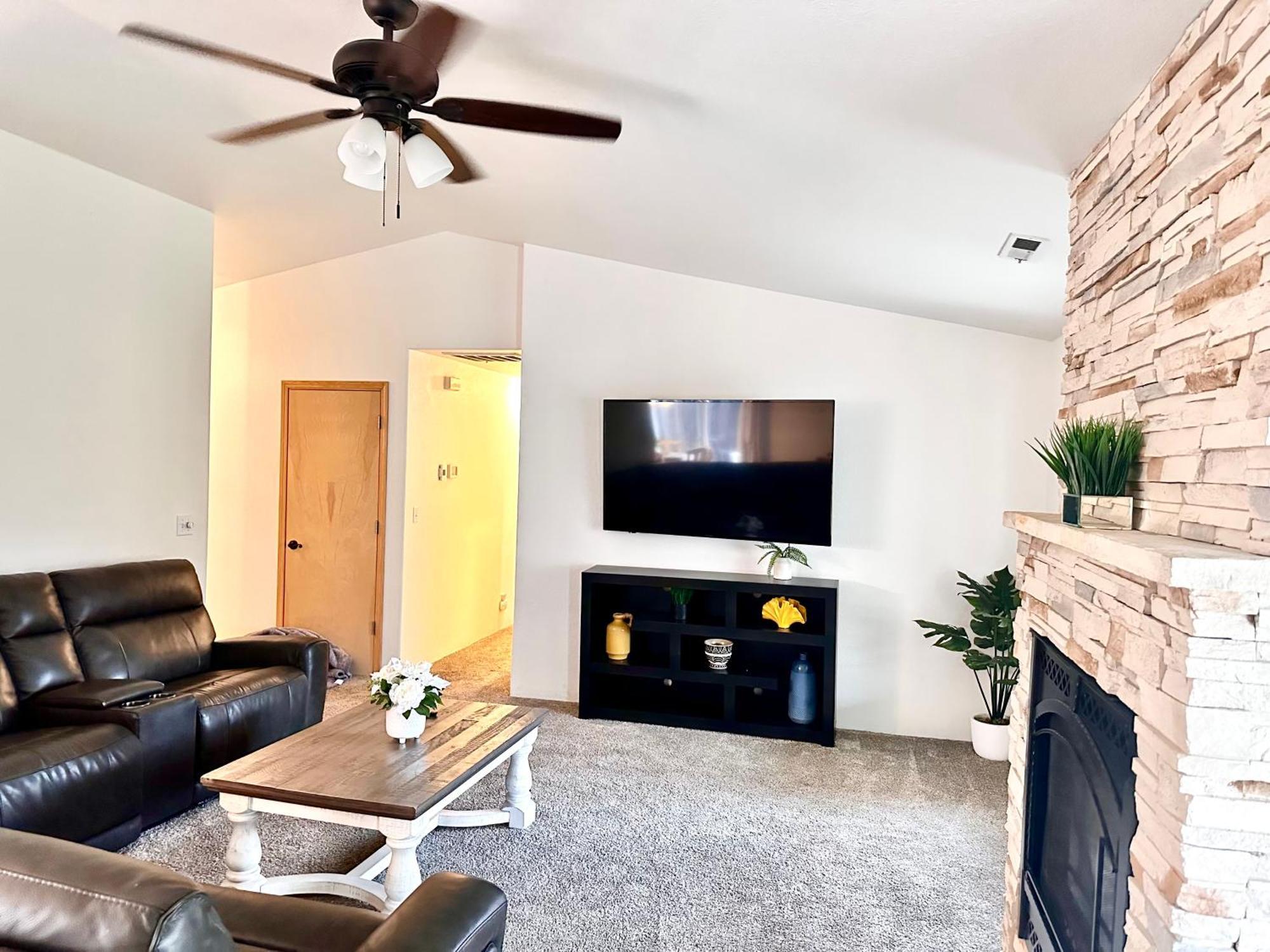 Hot Tub! King Bed-firepitt-near Airport& Freeway