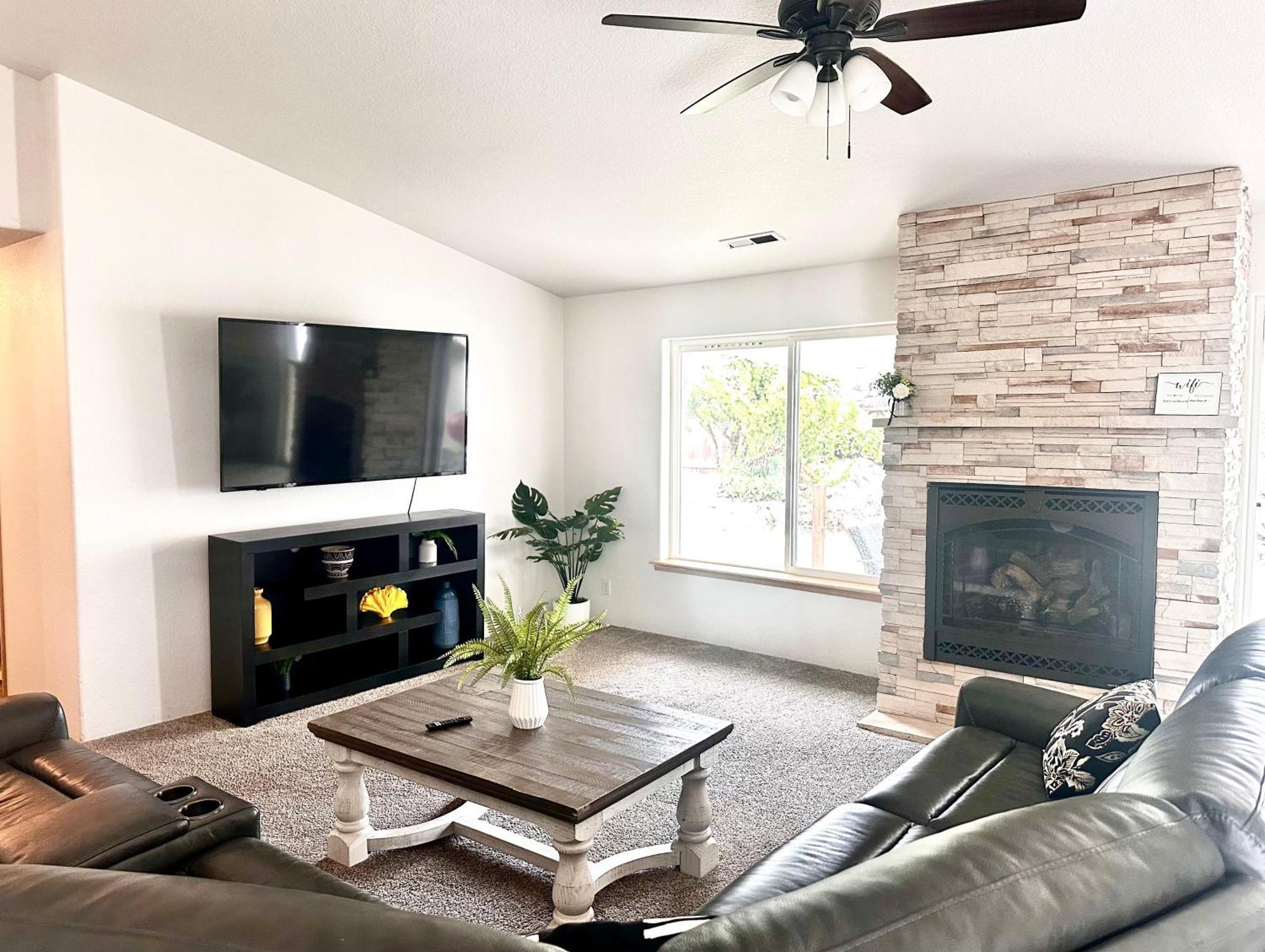 Hot Tub! King Bed-firepitt-near Airport& Freeway *