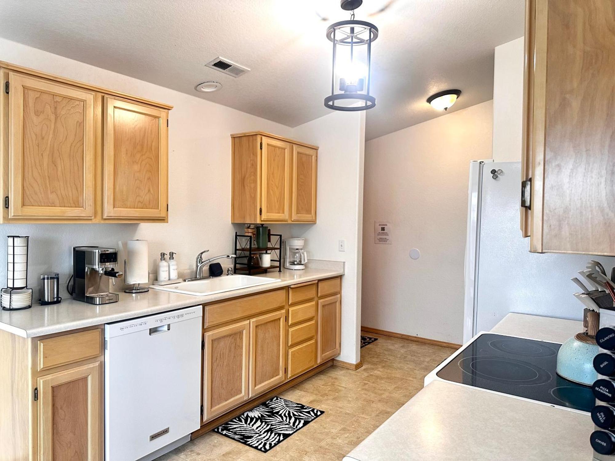 Holiday home Hot Tub! King Bed-firepitt-near Airport& Freeway