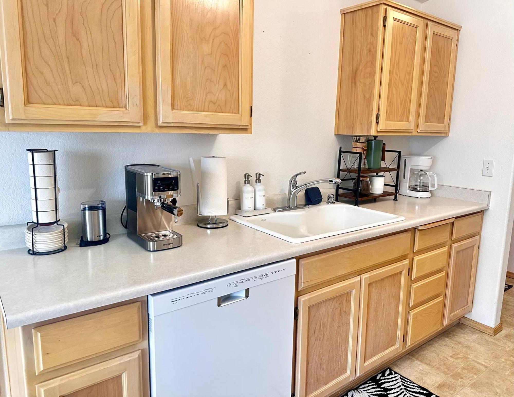 Holiday home Hot Tub! King Bed-firepitt-near Airport& Freeway Medford